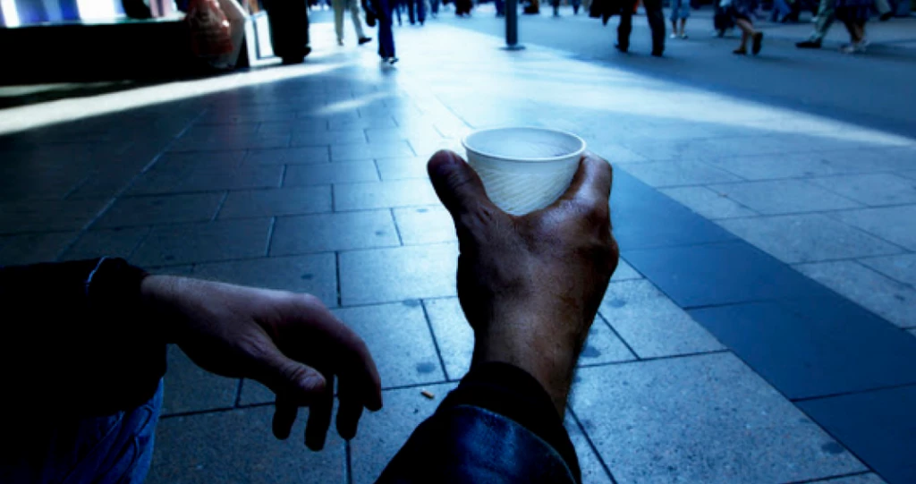 Οι φτωχοί πεθαίνουν σχεδόν δέκα χρόνια νωρίτερα σε σχέση με τους πλούσιους!